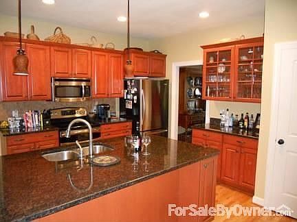 Custom Kitchen
						:
						Maple cabinets, stainless steel appliances, double oven