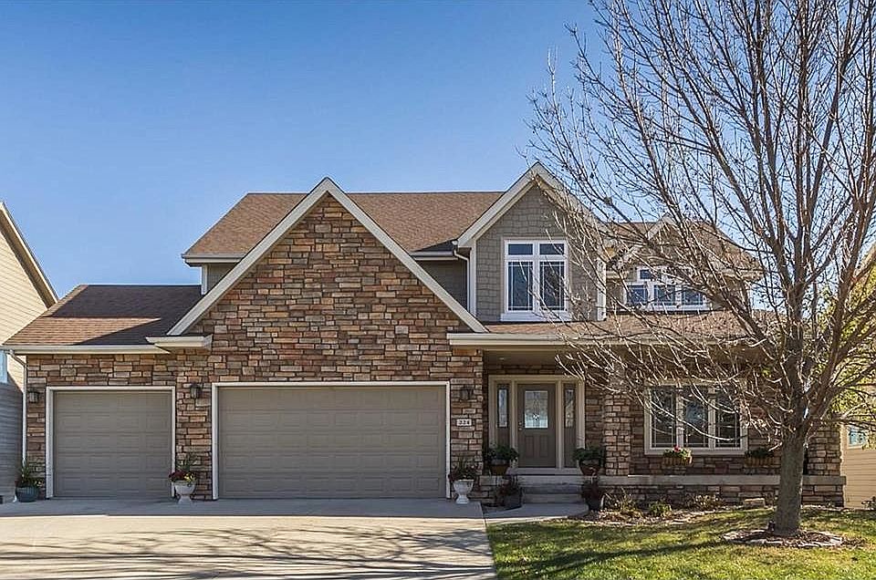 Great curb appeal!