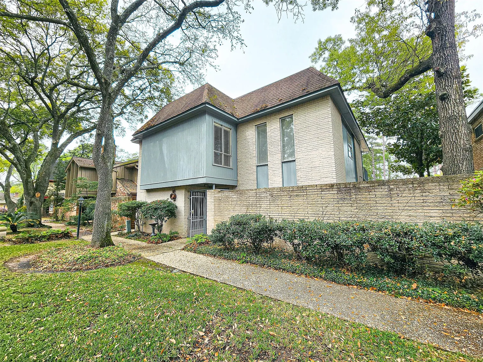 4 bed, 3.0 bath, 2340 sqft, $2,150 — Photo 2