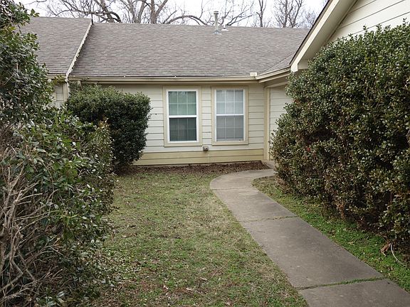 Wonderful privacy fenced front courtyard.