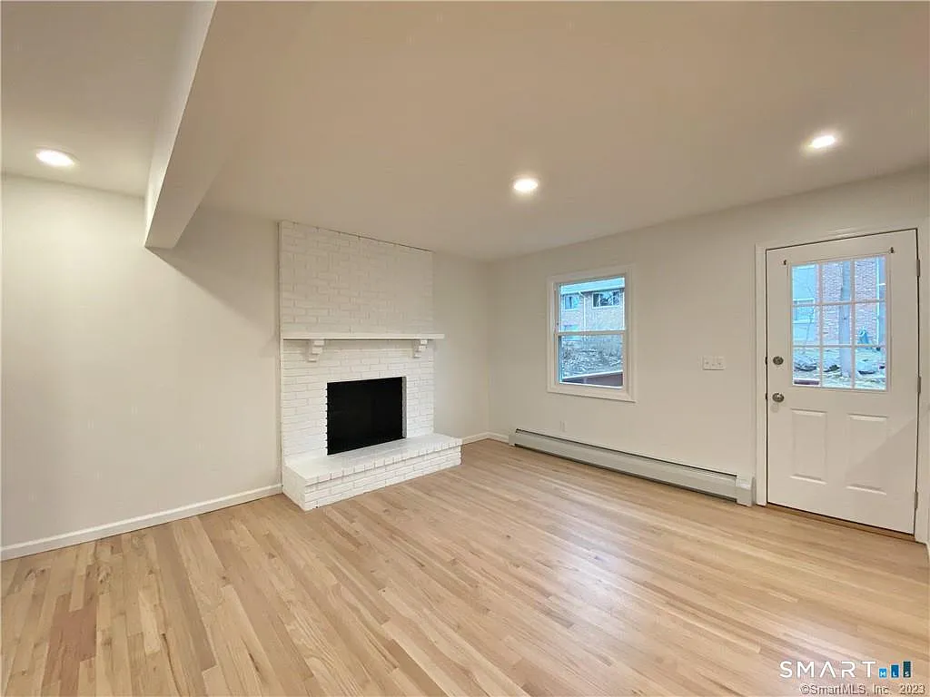 3 bed, 1.5 bath, 1252 sqft, $3,495 — Photo 3