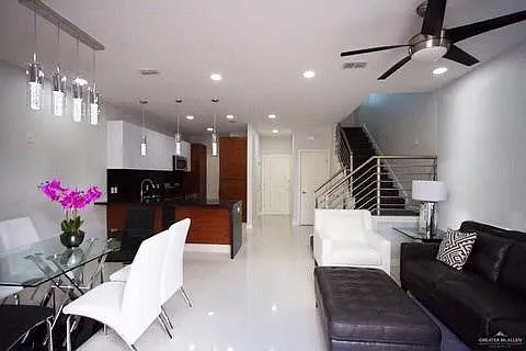 2 bed, 2.5 bath, 1130 sqft, $1,300 — Photo 3