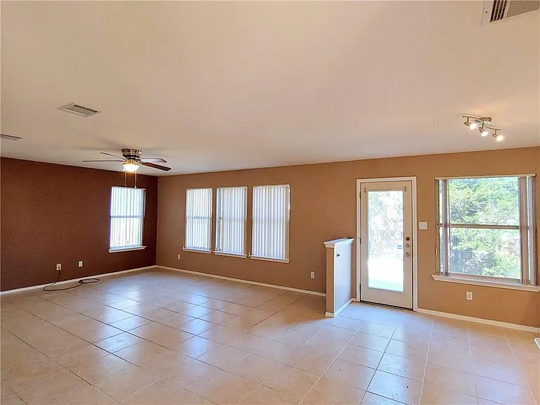 1101 Wood Creek Dr — Photo 6