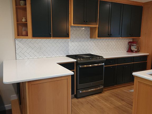 Kitchen. Gas oven and cooktop