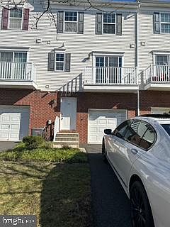 2nd image of 739 Centre St SW