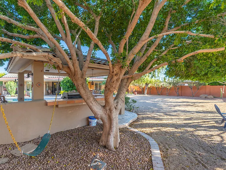 372 W Amoroso Dr — Photo 121