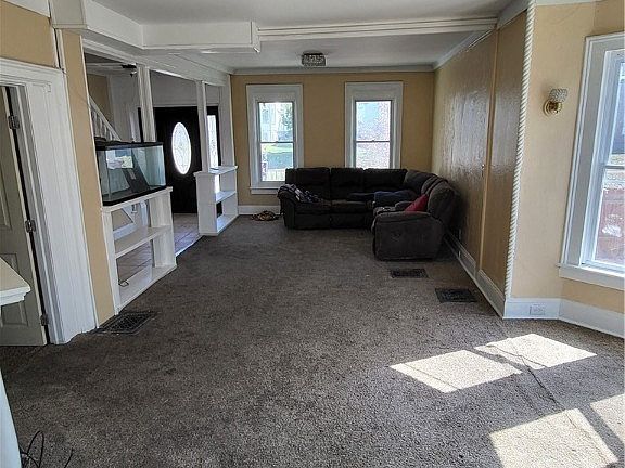 3rd image of 411 Douglas St