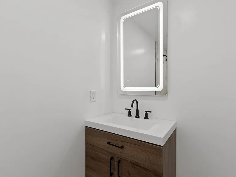 6 Roundwood Ln — Photo 2