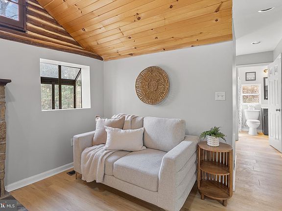 4th image of 6014 Locust Rd