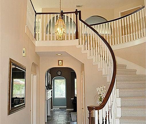CURVED ENTRY STAIRWAY