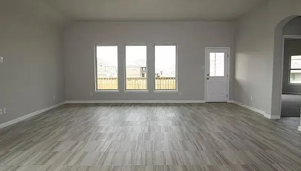 3 bed, 1966 sqft, $2,300 — Photo 4