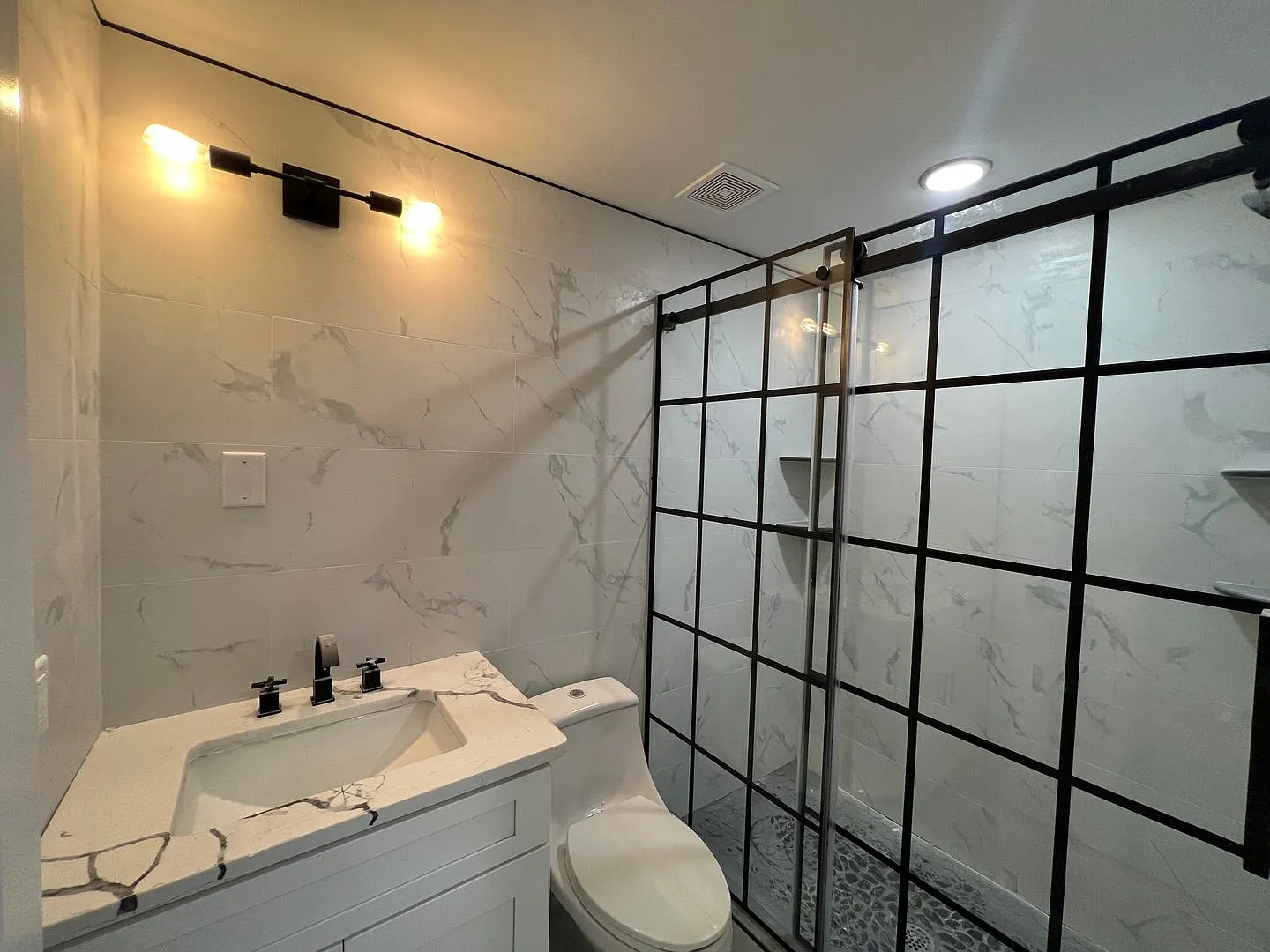 2550 Hope St — Photo 2