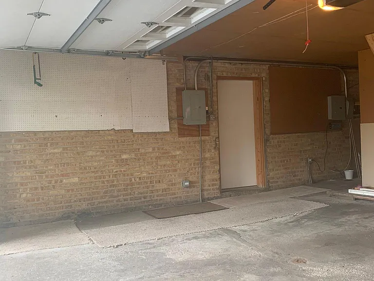 Attached 2.5 Cars Garage