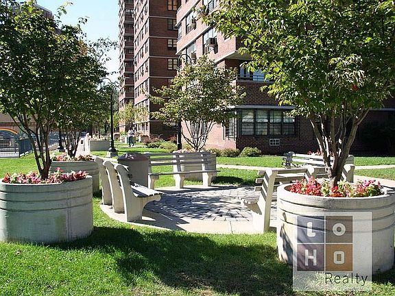 5th image of 417 Grand St Unit E304