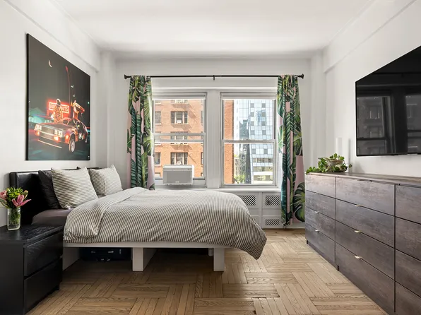 433 West 34th Street image 1 of 4