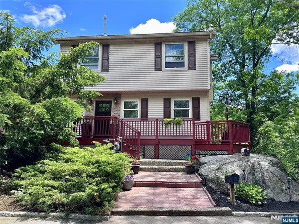 13 Oak St, Wanaque, NJ 07420