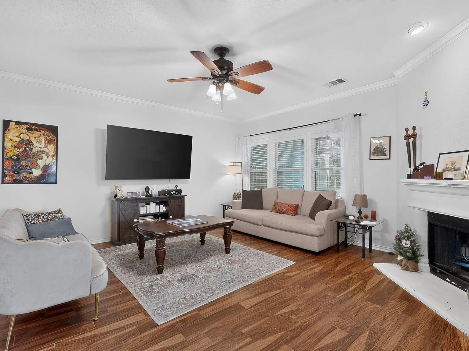 4 bed, 2.0 bath, 2304 sqft, $2,450 — Photo 4