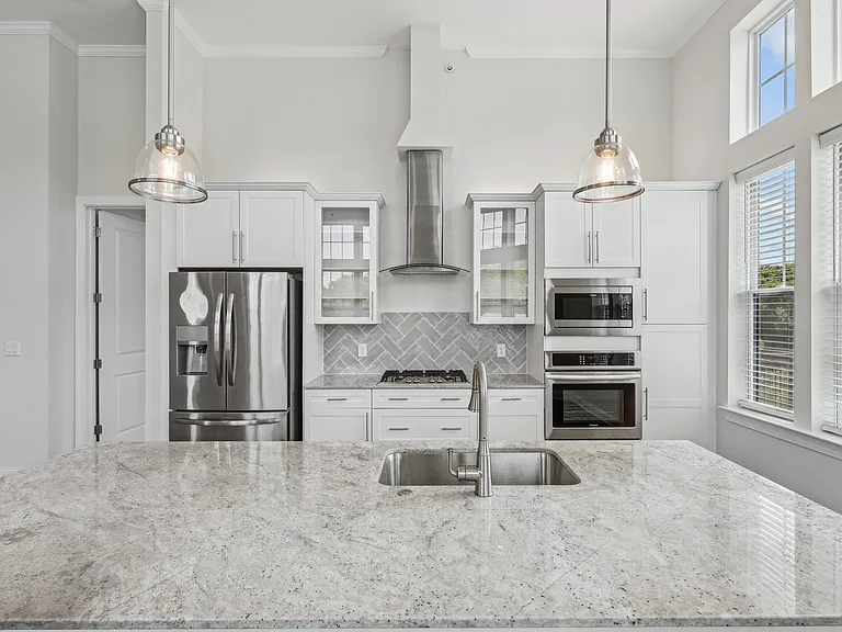 High Street View Luxury Apartments — Photo 22