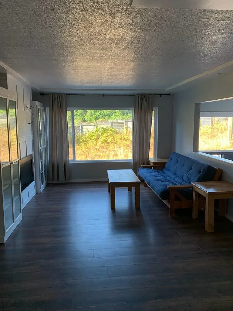 3 bed, 1160 sqft, $2,950 — Photo 2