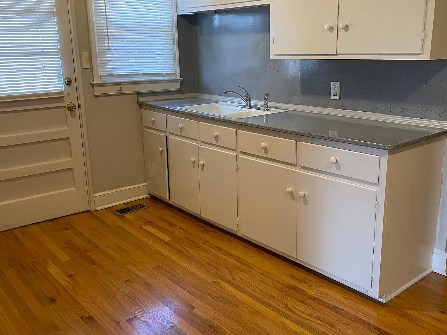 1 bed, 700 sqft, $1,300 — Photo 2