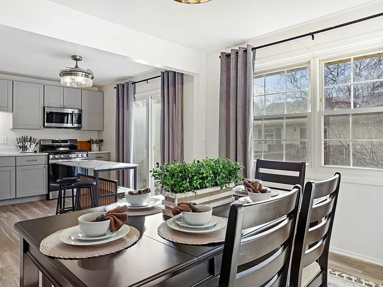 Honeywood Dr — Photo 12