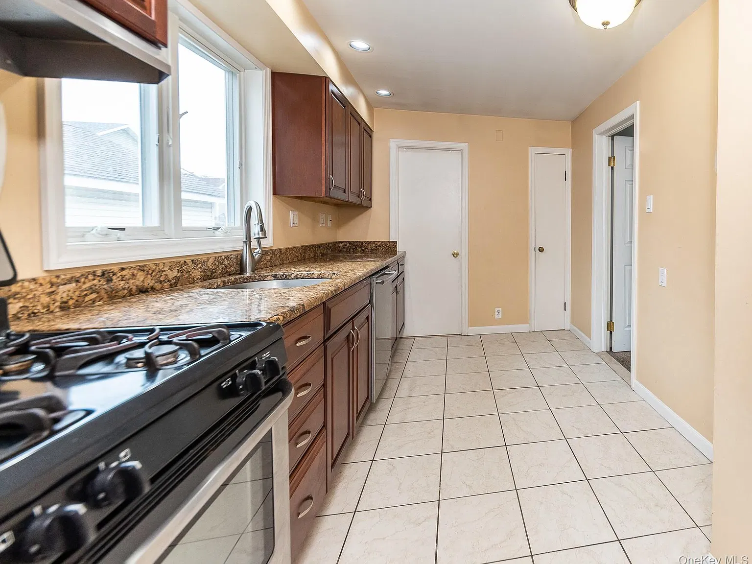 2 bed, 1.0 bath, 1300 sqft, $3,200 — Photo 3