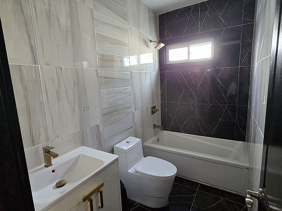 4th image of 77 Vroom St #201