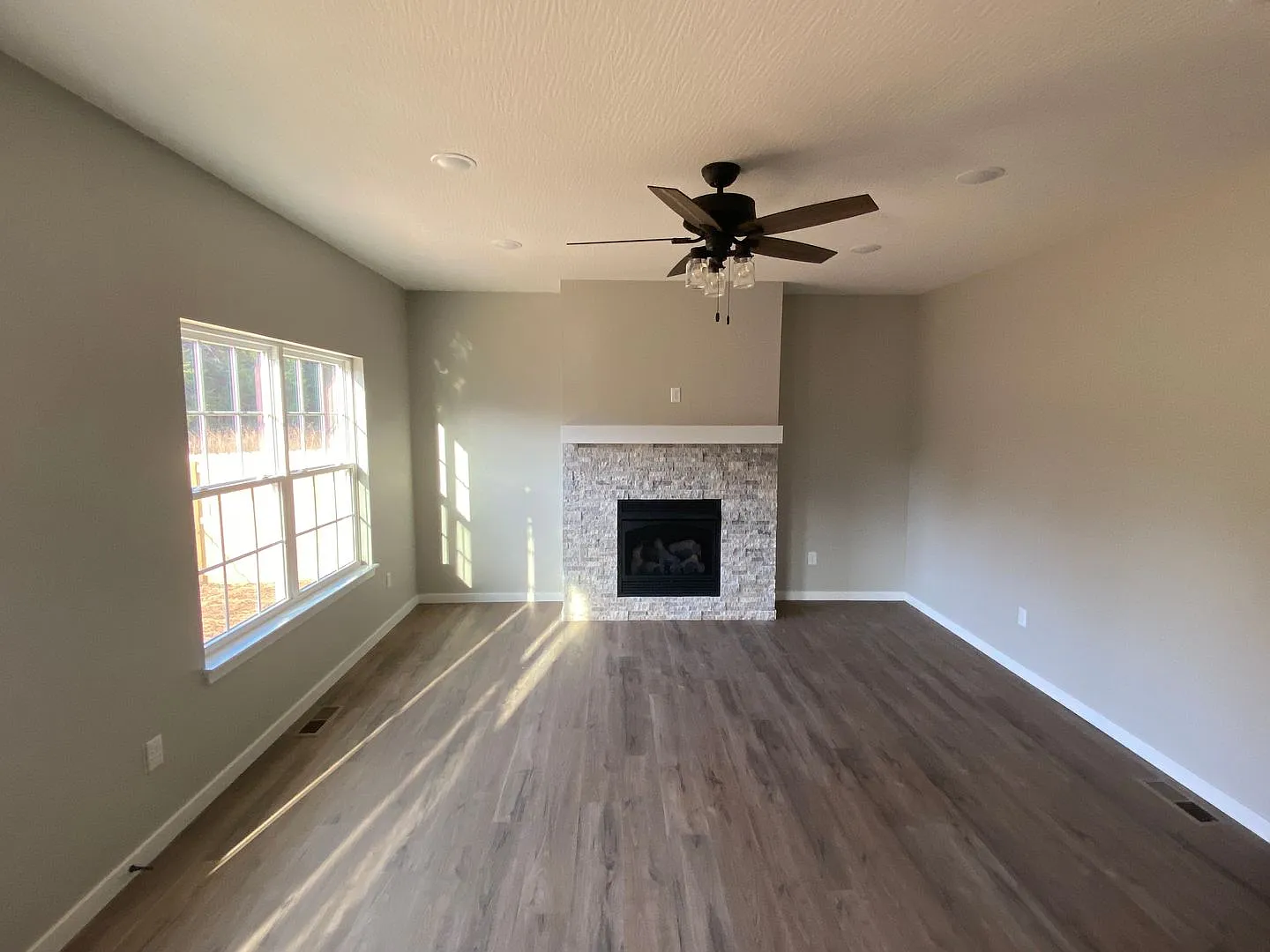 Great spacious home in Willard — Photo 4