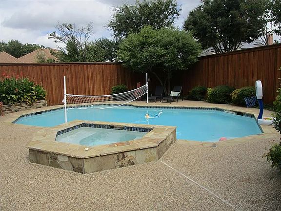 2nd image of 5815 Willow Wood Ln
