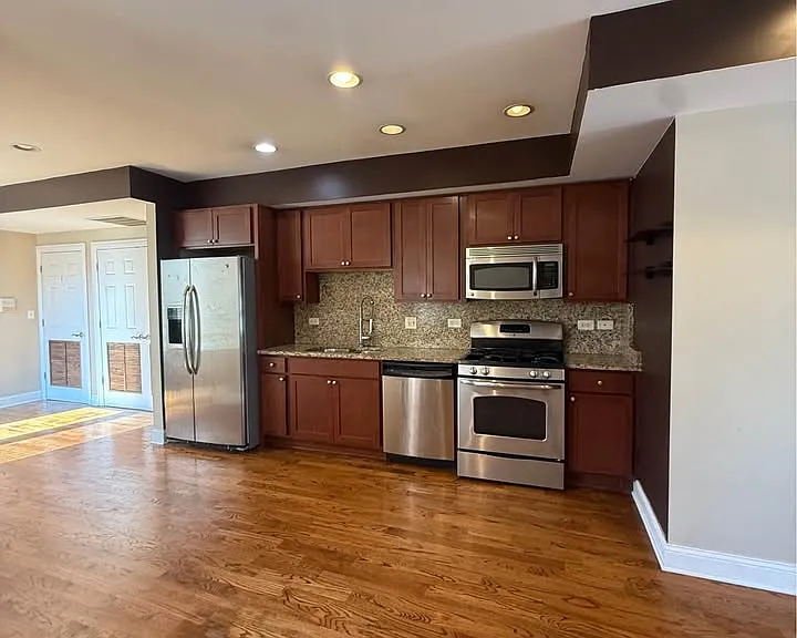 1058 W Chicago Ave #2E — Photo 2