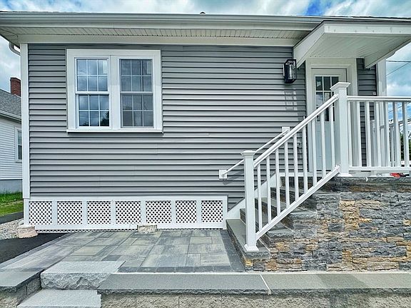 2nd image of 338 Sea St