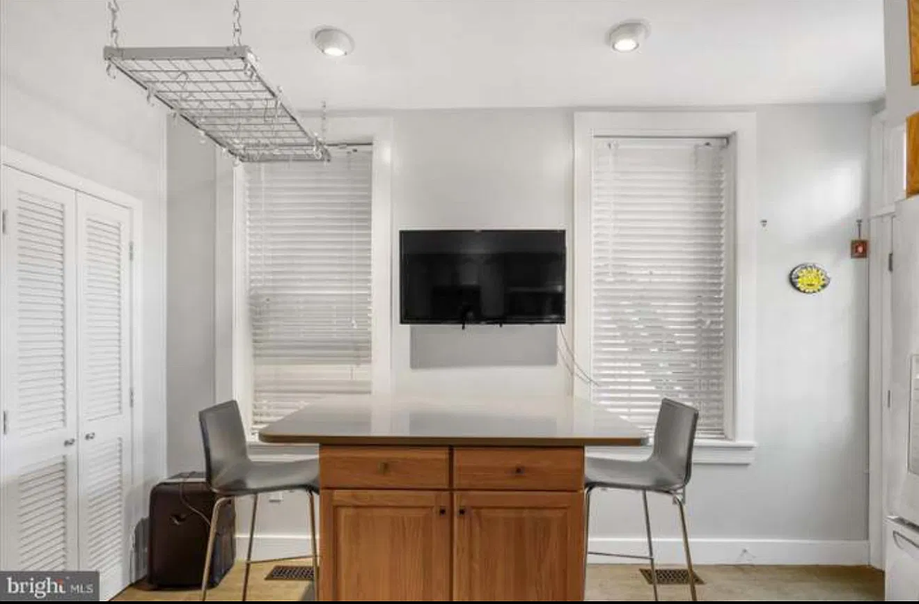 2 bed, 1.5 bath, 820 sqft, $2,000 — Photo 1