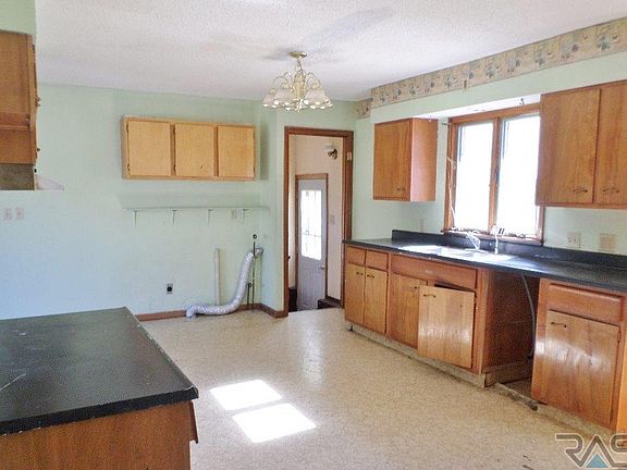 4th image of 301 6th St N