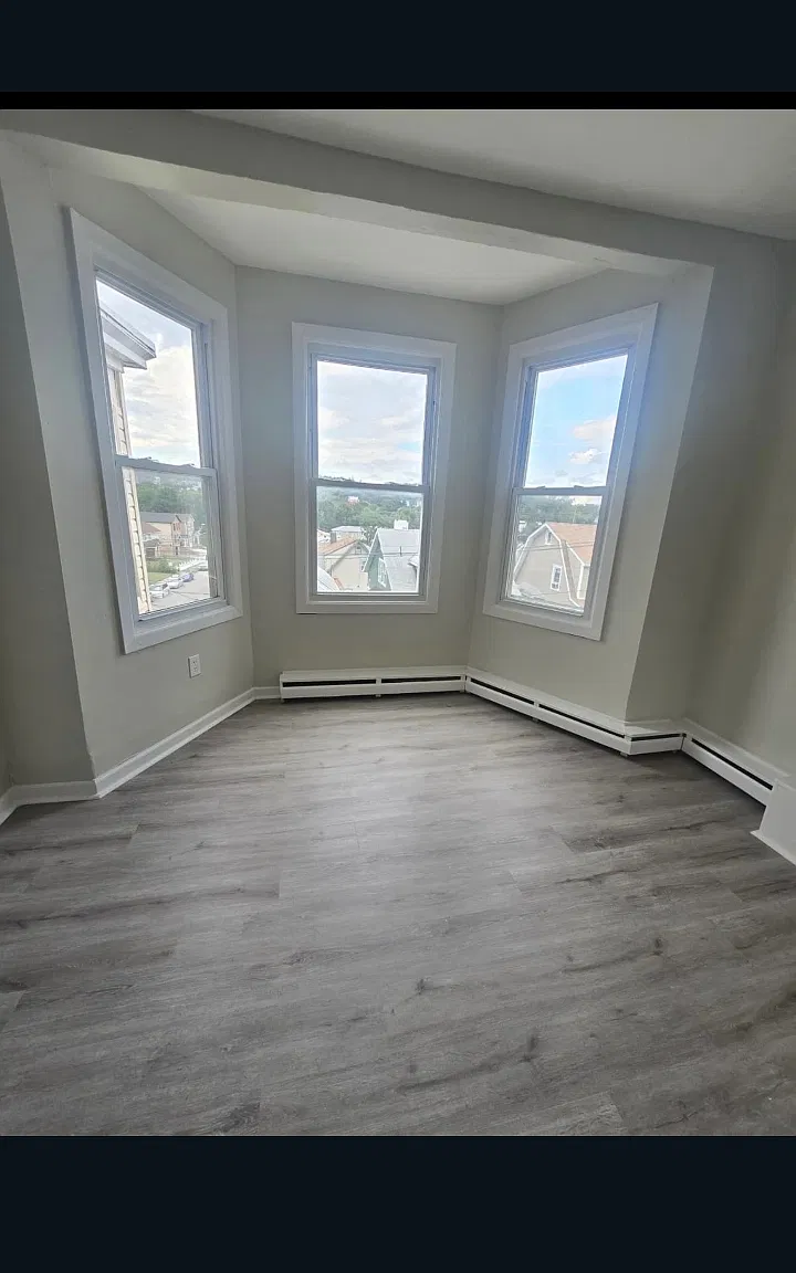 3 bed, $2,095 — Photo 2