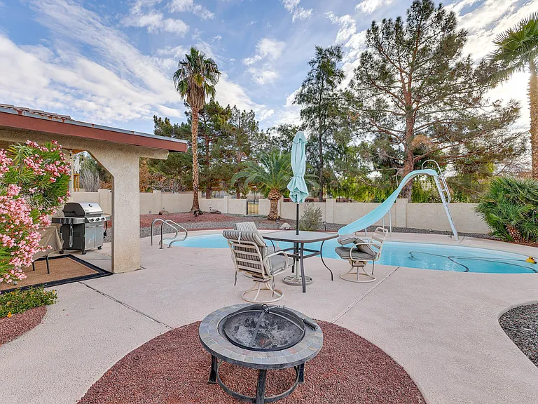 2400 Baron Dr — Photo 2