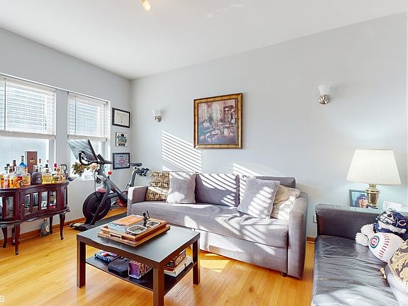 5th image of 3548 W Belle Plaine Ave #1