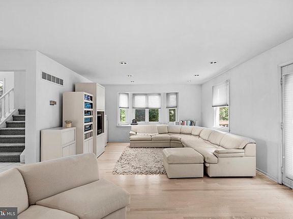 5th image of 256 Sycamore Cir