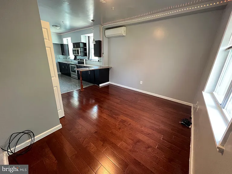 631 N 11th St #2R — Photo 8
