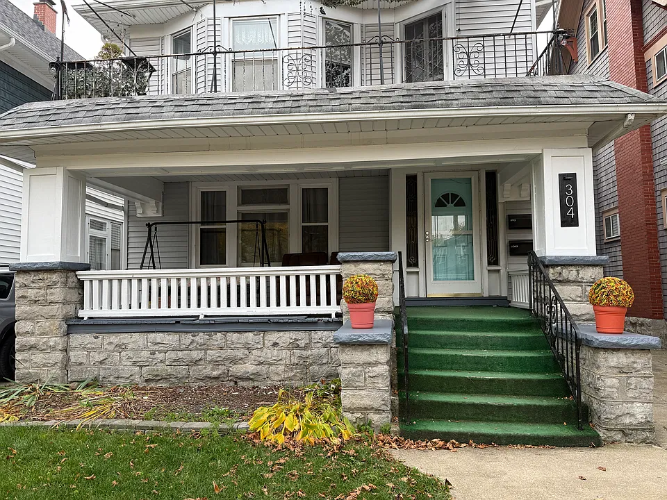 304 Bedford Ave #2