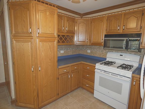 3rd image of 1051 S Center St