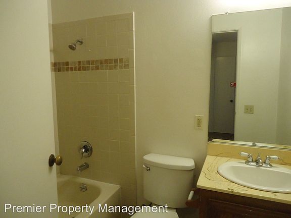 5th image of 2652 N Victoria Ave
