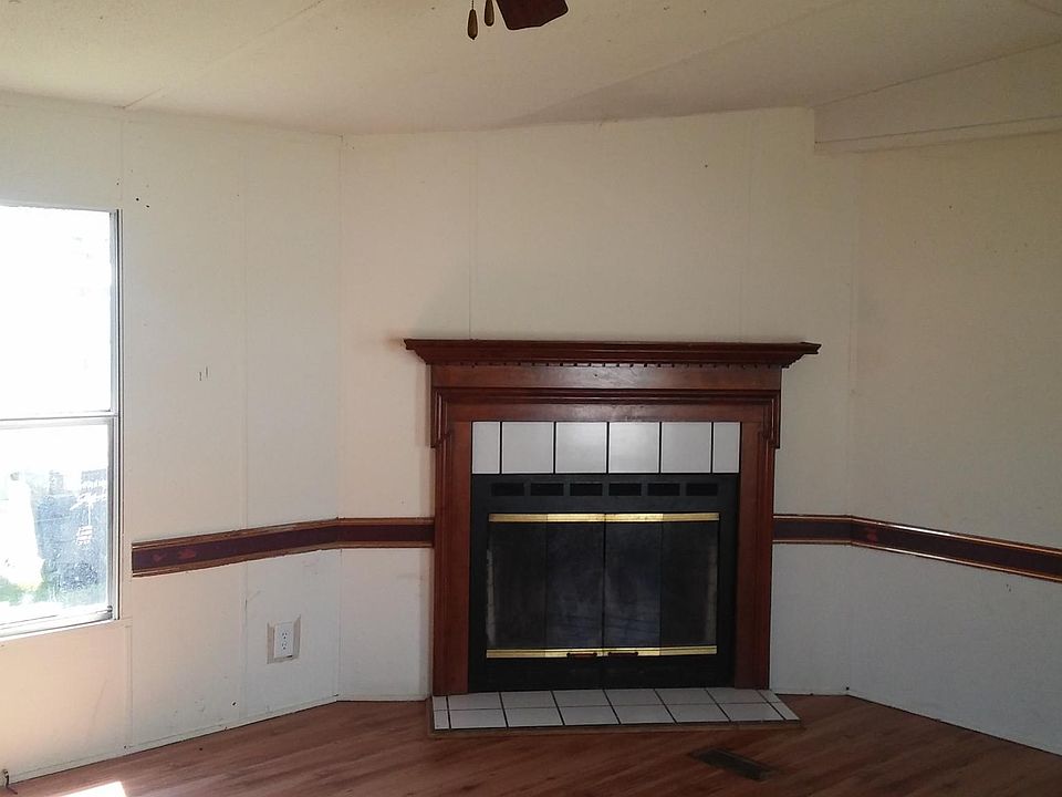 Living Room/Fireplace
