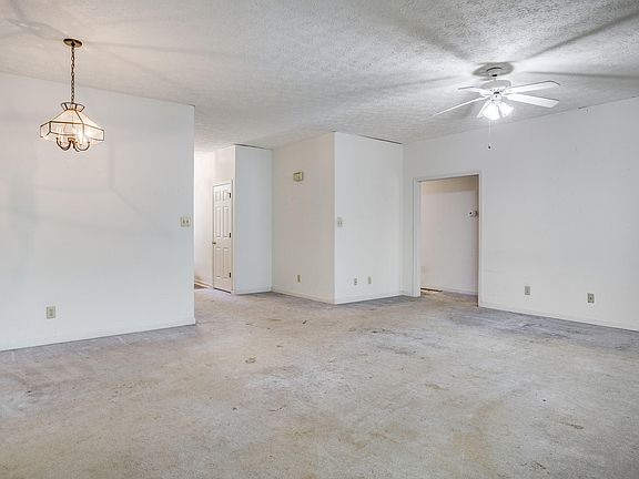 5th image of 713 Shady Springs Ln