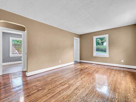 2nd image of 2701 Lansing Dr SW