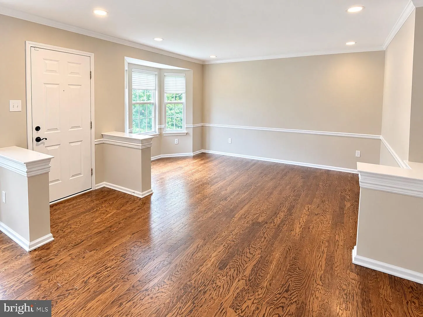 3 bed, 4.0 bath, 2160 sqft, $3,300 — Photo 3
