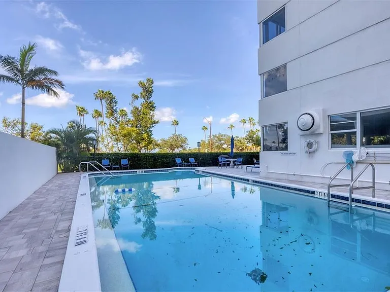 555 S Gulfstream Ave #902 — Photo 33
