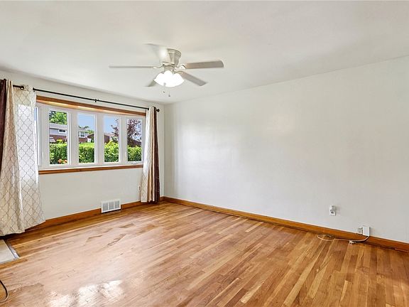 4th image of 745 Cottonwood Dr