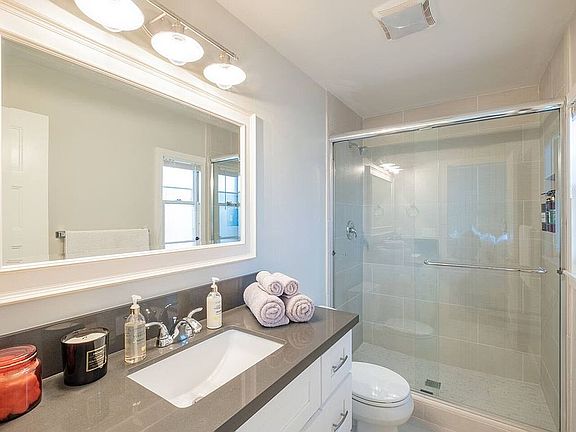 2nd image of 810 El Carmel Pl