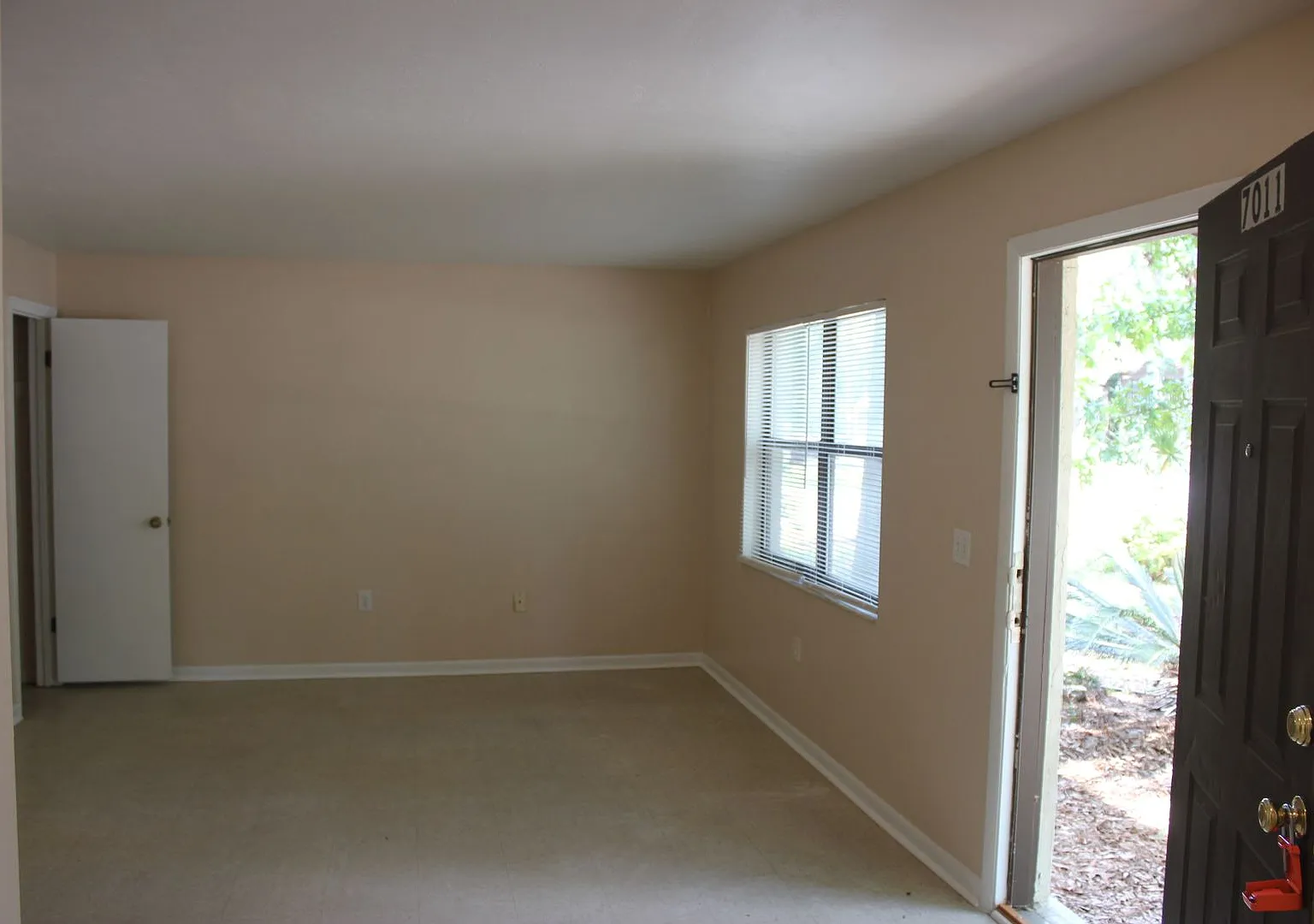 2 bedroom 1 Bathroom in Tower Oaks — Photo 2