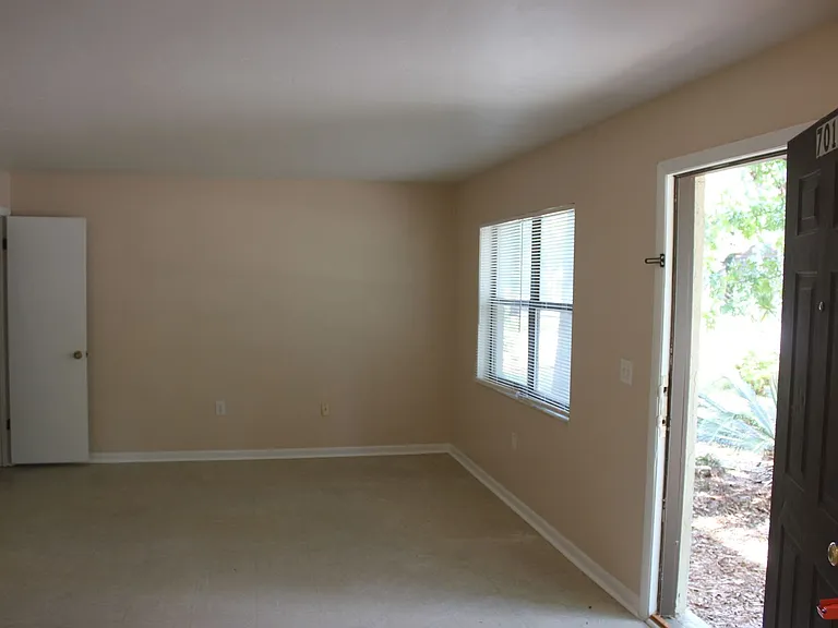 7011 SW 17th Pl — Photo 2